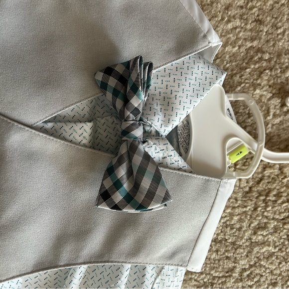 NWTs toddlers 2T light grey 4 piece Van Heusen suit - Picture 2 of 3